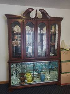 lot 125 image: Traditional Mahogany China Cabinet with Glass Display and Brass Accents
