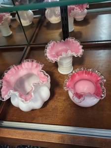 lot 143 image: Set of 3 Pink and White Ruffled Edge Glass Vases and Bowl