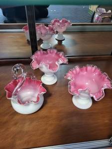 lot 144 image: Set of 3 Pink and White Ruffled Art Glass Bowls and Basket