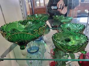 lot 165 image: Set of 4 Green Glass Decorative Bowls with Gold Detailing