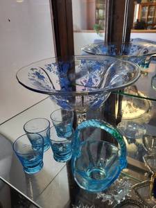 lot 177 image: Blue Floral Glass Bowl with 4 Small Glasses and Basket