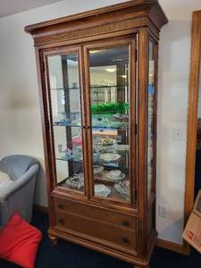 lot 180 image: Wood and Glass Curio Display Cabinet with Double Doors and Drawers