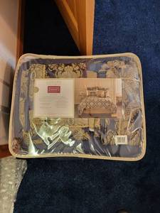 lot 204 image: Springmaid Luxury Queen Oversized Comforter Set