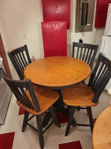 lot 224 image: 36 Inch Round Wood Dining Table with 4 Chairs