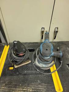 lot 259 image: Set of 2 Electric Sanders - Craftsman Finishing Sander and Makita BO5041 Orbital Sander