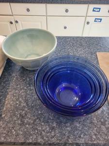 lot 298 image: Collection of Vintage Mixing Bowls Including Blue Anchor Hocking Set