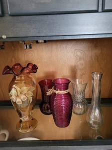 lot 375 image: Collection of 5 Decorative Glass Vases Including Fenton Handpainted Vase