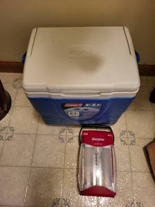 lot 381 image: Coleman 9-Quart Cooler with Ice Pack and Energizer LED Nightlight