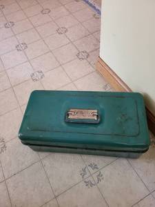 lot 387 image: Vintage Metal Toolbox with Tray Insert