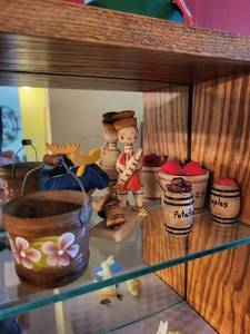 lot 393 image: Russian Folk Art Wooden Figurine and Miniature Barrel Set