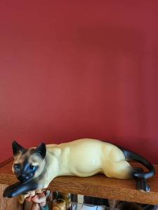 lot 396 image: Vintage Siamese Cat Figurine with Blue Eyes