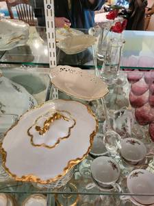 lot 403 image: Lenox Porcelain Oval Bowl and 2 Crystal Glass Roses in Vases