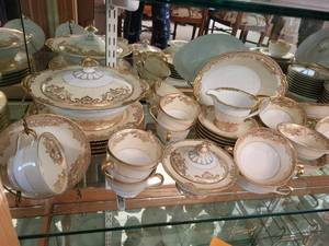 lot 404 image: Noritake Glenmore Handpainted China Dinnerware and Glassware Set with Gold Trim