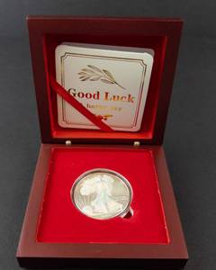 lot 65D image: 2000 American Silver Eagle -Hologram 1oz Fine Silver One Dollar Coin in Wooden Case