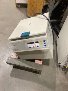 lot 12ET image: Heraeus Centrifuge (600420)