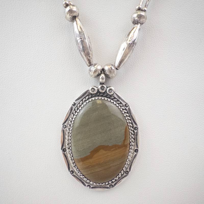lot 11 image: Sterling Silver Oval Agate Pendant Necklace - Beaded Edge Bezel Chain