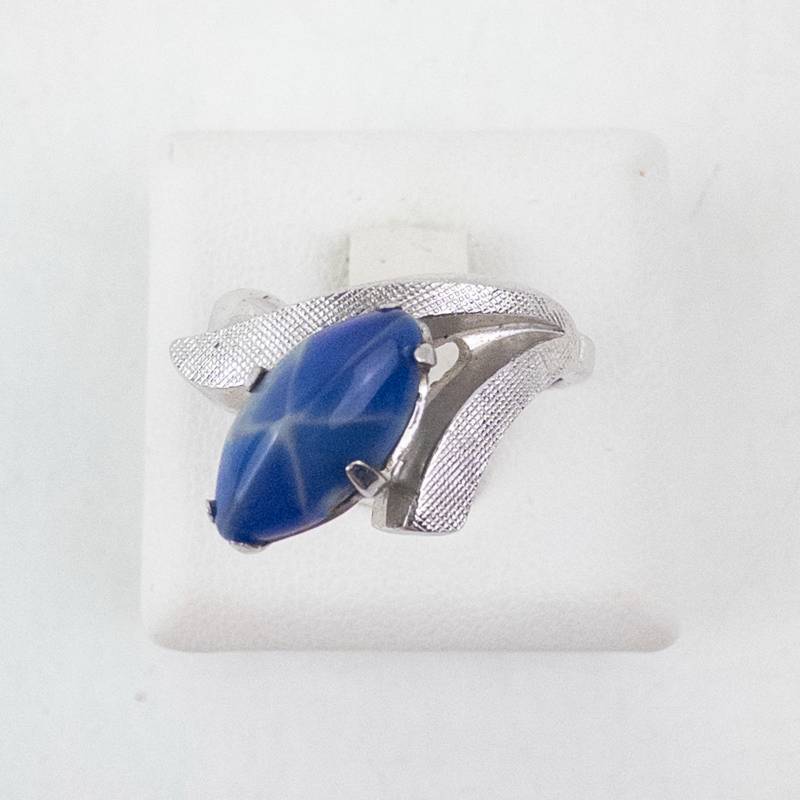lot 29 image: Faux Star Sapphire Ring - Size-S - Silver Tone Band With Textured Shoulders