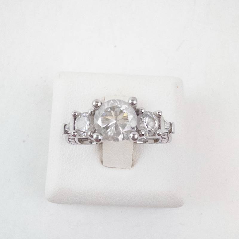 lot 35 image: Three-Stone CZ Ring - Vintage Silver Tone, Size 5