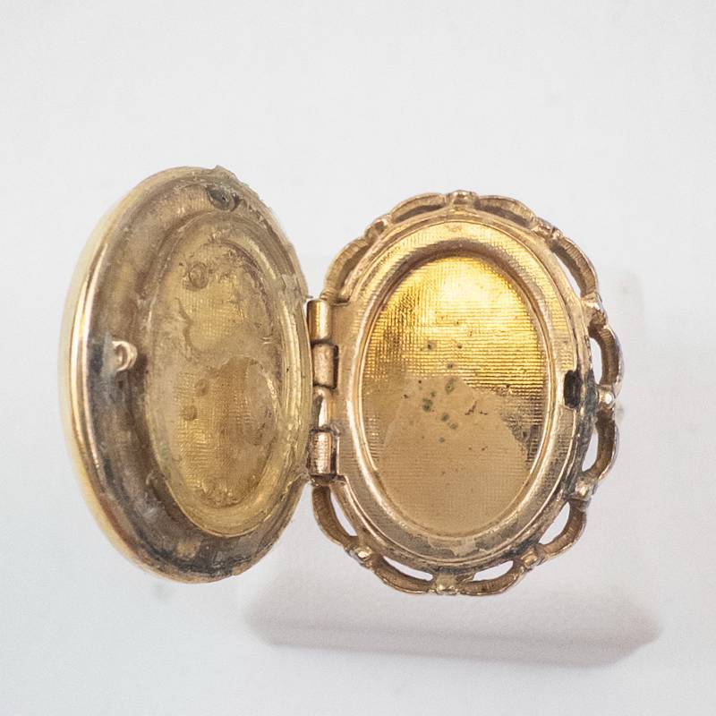 lot 36 image: Floral Porcelain Cameo Ring - Gold Tone, Size 6-7, Vintage