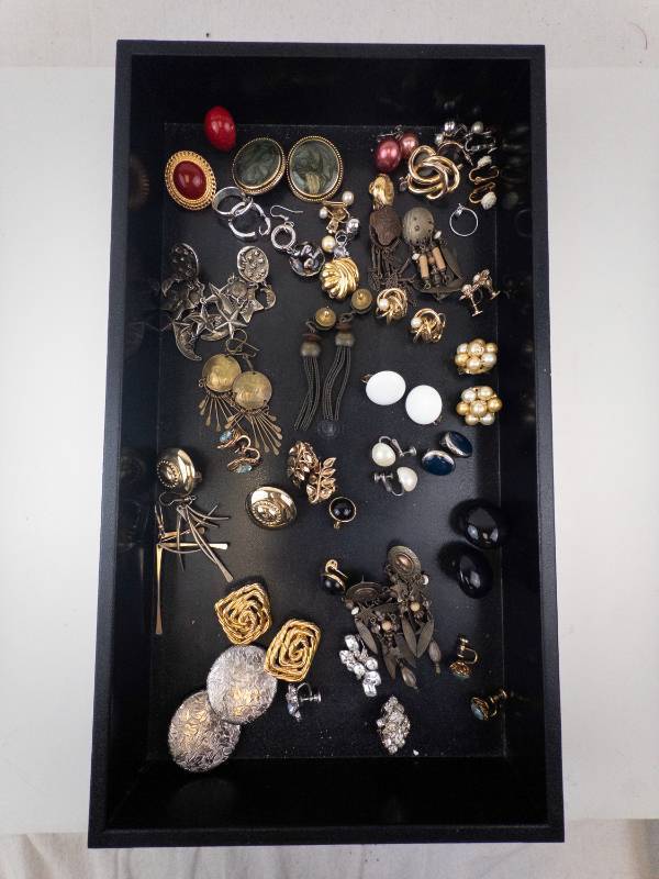 lot 64 image: Assorted Costume Jewelry Tray - Earrings, Brooches & Rings