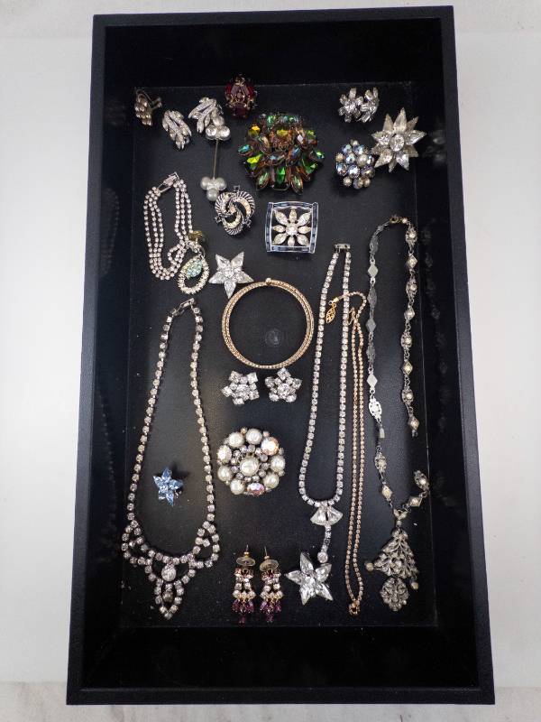 lot 71 image: Costume Jewelry Lot - Necklaces, Bracelets, Brooches & Earrings