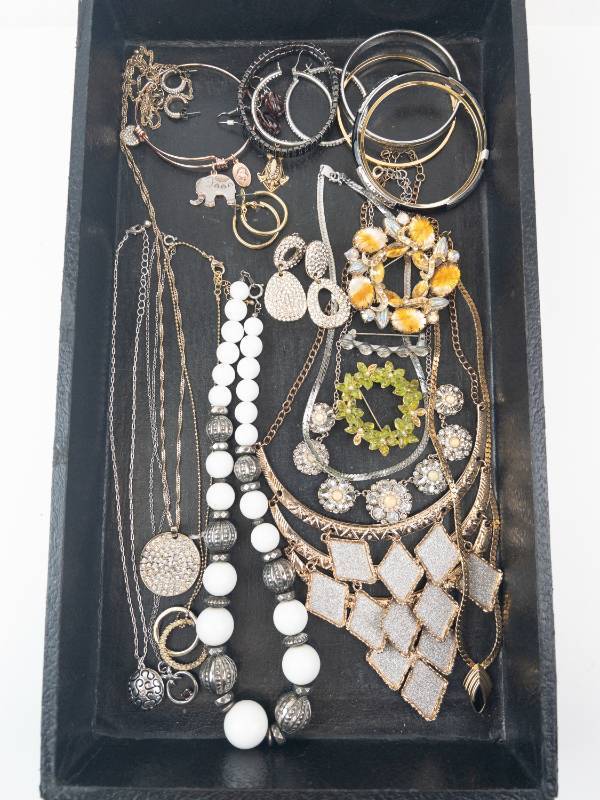 lot 90 image: Costume Jewelry Lot - Mixed Necklaces, Bracelets & Earrings