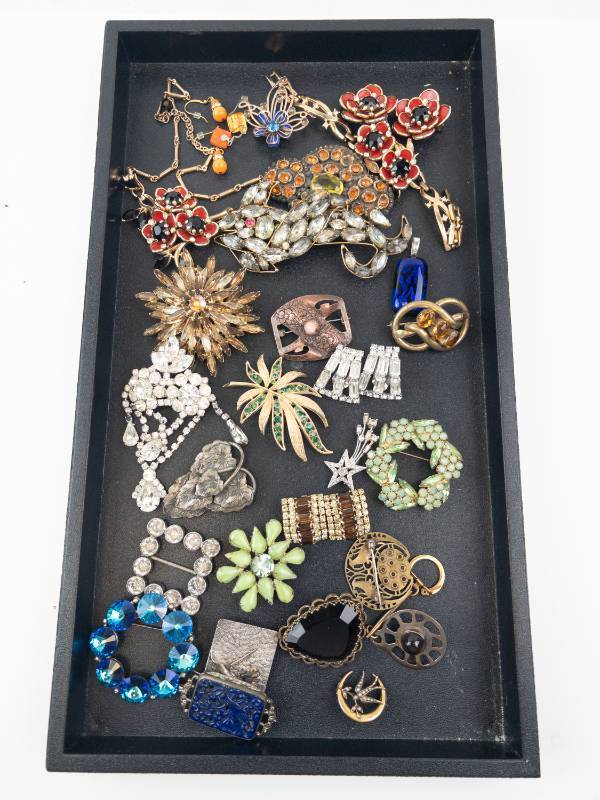 lot 102 image: Vintage Costume Jewelry Lot - Earrings, Brooches, Bracelets, Rings