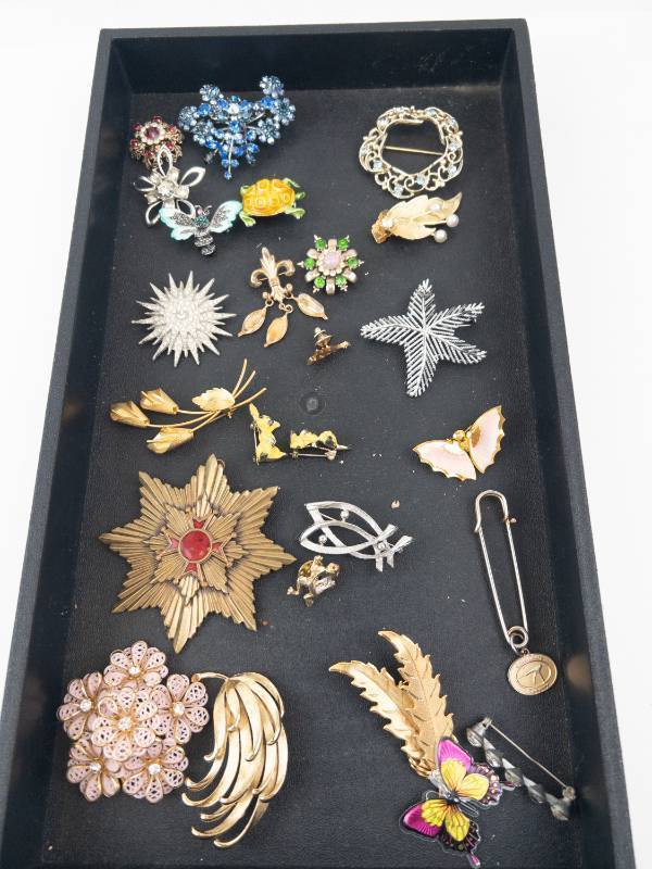 lot 113 image: Assorted Brooches & Pins - Vintage Costume Jewelry Collection