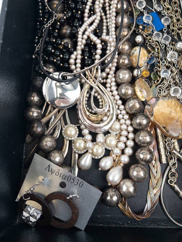 lot 114 image: Assorted Costume Jewelry Necklace & Bracelet Lot