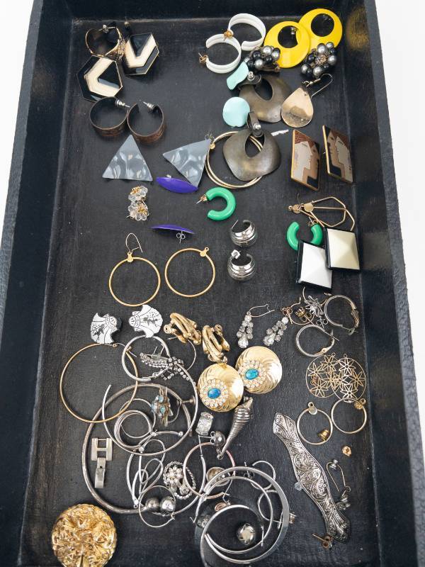 lot 115 image: Vintage Costume Jewelry Lot - Vintage Earrings