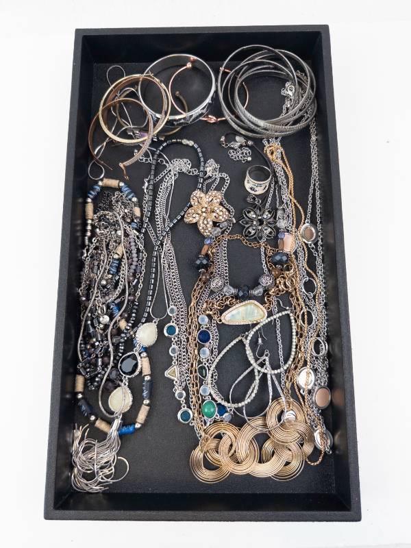 lot 118 image: Assorted Jewelry Lot - Necklaces, Bracelets & Rings in Tray