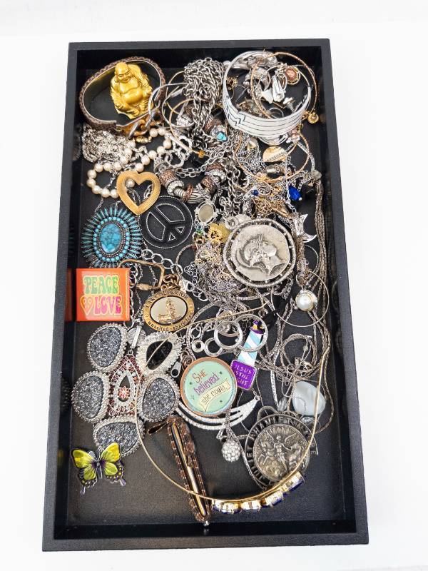 lot 121 image: Estate Jewelry Lot - Mixed Costume Necklaces, Bracelets & Charms