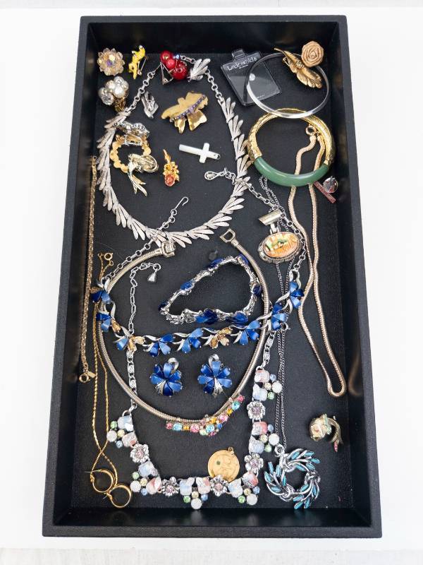 lot 129 image: Assorted Jewelry Lot - Necklaces, Bracelets, Rings, Earrings, Brooches in Tray
