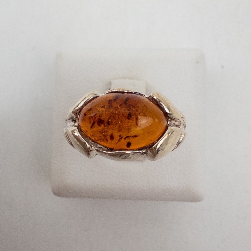 lot 44 image: Sterling Silver Amber Ring - Size 5.75