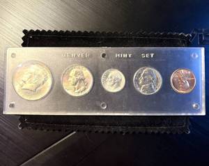lot 44 image: 1964 Denver Uncirculated Mint Set, Plastic Case in Near Perfect Condition