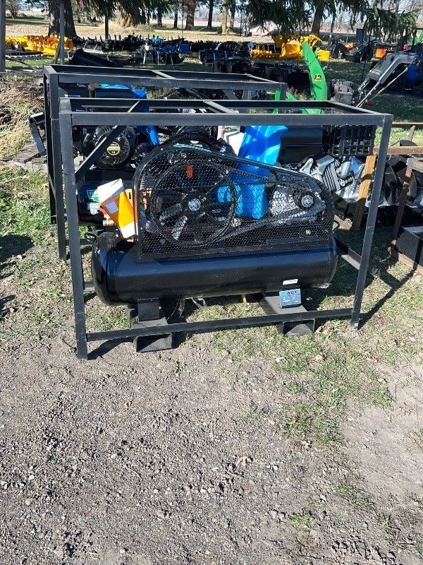 lot 3215 image: AGT Air Compressor, 40 Gallon, w Briggs & Stratton Engine (AC)