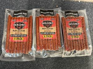 lot 91 image: 3 Jack Links Packs