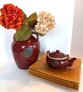 lot 27 image: Vase & Teapot Set - Red Ceramic with 6 Woven Placemats