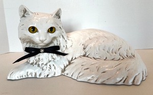 lot 44 image: Homco Cat Figurine - White Resin with Black Ribbon Bow