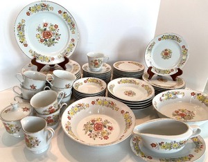 lot 51 image: Signature Collection Oriental Garden Select Fine China - Japan - 118 ml - Dinnerware Set
