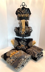 lot 62 image: Cuddledown Damask Bath Towel Set - Black & Gold Pattern