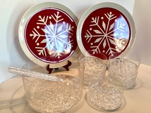 lot 68 image: Plastic Large Salad Bowl & Tongs Set with 5 Bowls & 2 Platters