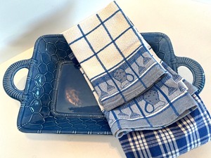 lot 81 image: New Ceramiche Virginia Made in Italy Blue Ceramic Rectangular Oven Dish & Towels Set
