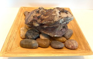 lot 138 image: Agate Rock & Assorted River Rocks