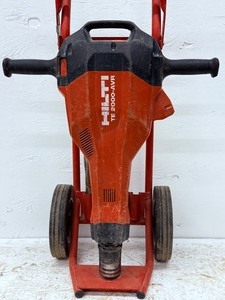 High-Performance&nbsp;Hilti TE 2000-AVR&nbsp;electric jackhammer. This heavy-duty, 15-amp concrete breaker is renowned in the construction industry for its robust power and ergonomic design, ideal for demanding floor demolition tasks.