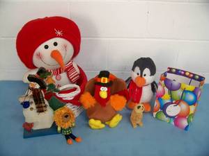 lot 94 image: Holiday FiguresDecor, Gift Bag and others