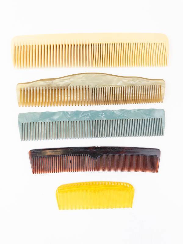 lot 113 image: Vintage Hair Combs - Assorted Plastic - 5-Pack