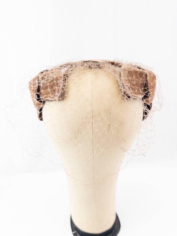 lot 129 image: Brown Floral Fascinator Headpiece With Net Veil