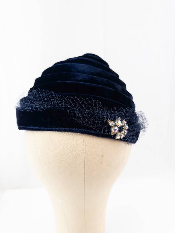 lot 131 image: Navy Velvet Spiral Cloche Hat with Veil & Rhinestone Floral Brooch