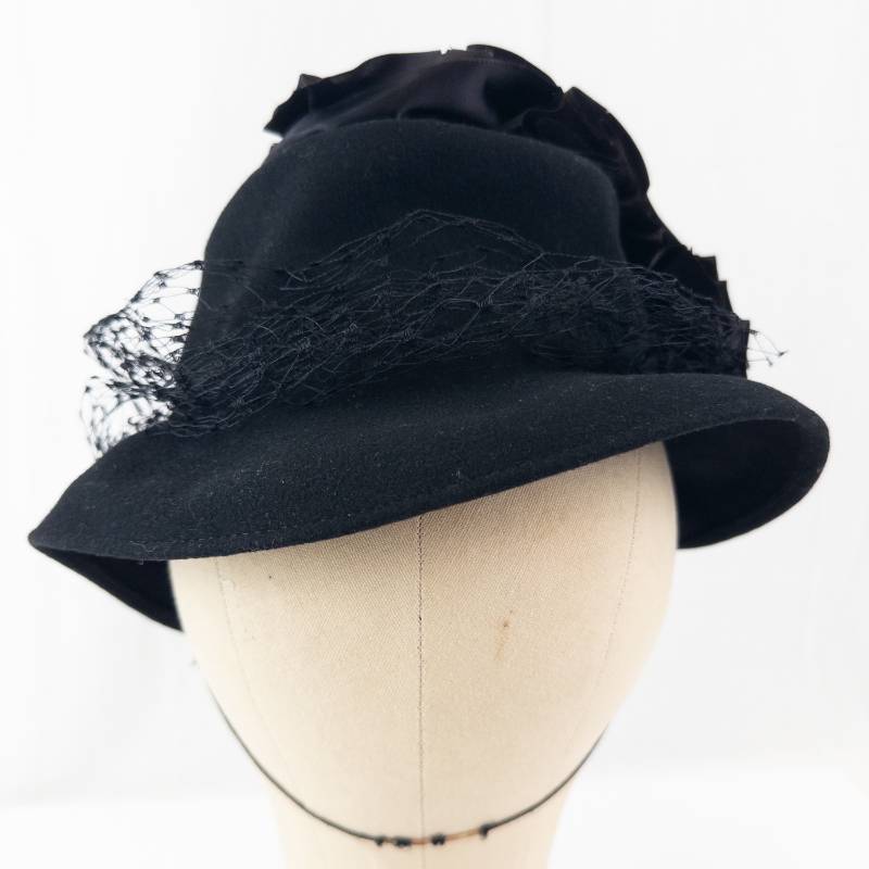 lot 149 image: Gage Brothers Co. Black Felt Cloche Hat with Veil & Satin Rosette - NYChicago